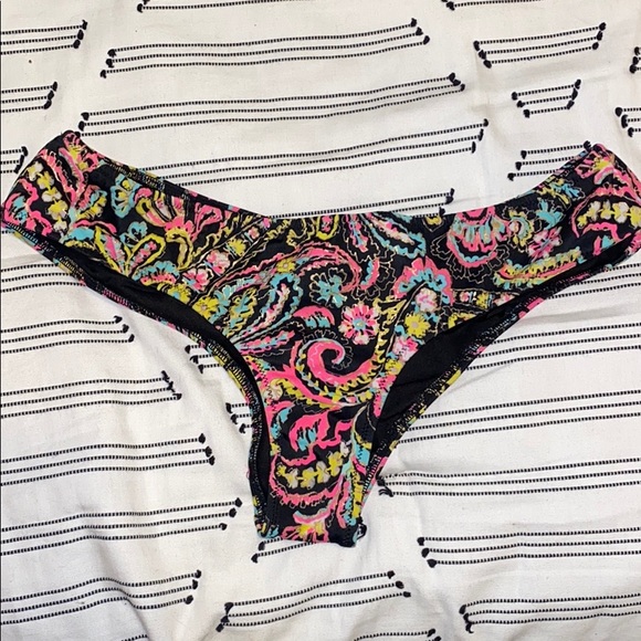 Victoria’s Secret Bikini Bottoms - Picture 2 of 4